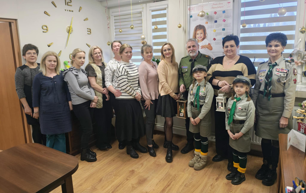 Zdjęcie grupowe osób uczestniczących w spotkaniu