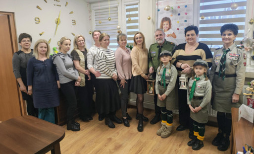 Zdjęcie grupowe osób uczestniczących w spotkaniu